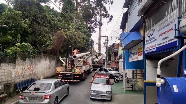 Carros e caminhão da Eletropaulo na contramão na Estrada Velha de Cotia, na Granja Viana
