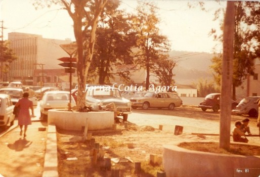 1981. Reparem nos detalhes da praça. como estacionamento e crianças brincando