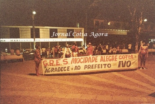 1985. Escola de samba concentrada para descer sambando no carnaval do Suvacão
