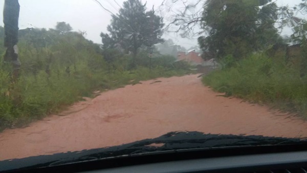 A leitora Silvia Thimoteo clicou a região dos Pereiras, água e lama vem de um condomínio e piora situação do bairro