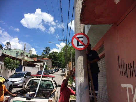 Funcionários da prefeitura colocam placas de proibido estacionar
