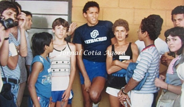 1984. Ao centro o campeão olímpico Joaquim Cruz, rodeado por Alê Ratão, Alê Santista e Marcênio ao lado, isso foi no Ibirapuera