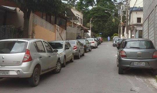 Foto de leitora mostra carros nos dois lados da rua
